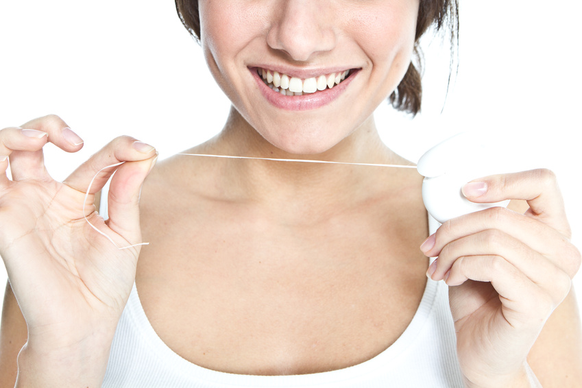 Ihr Zahnarzt empfiehlt die tägliche Nutzung von Zahnseide