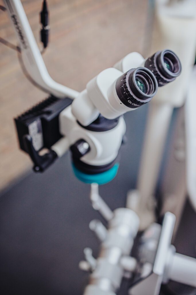 Hochmodernes Dental-Mikroskop der Marke Global in der Praxis Dr. Kollmar in Kassel für präzise zahnmedizinische Behandlungen wie Wurzelkanalbehandlungen.