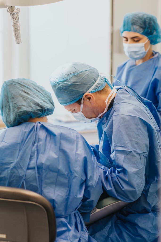 Das eingespielte Team von Dr. Kollmar bei einem chirurgischen Eingriff unter höchsten Hygienestandards in Kassel.