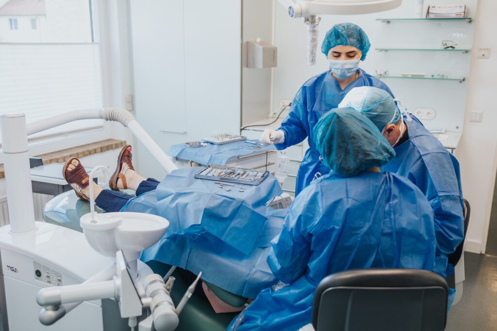 Das eingespielte Team von Dr. Kollmar bei einem chirurgischen Eingriff unter höchsten Hygienestandards in Kassel.