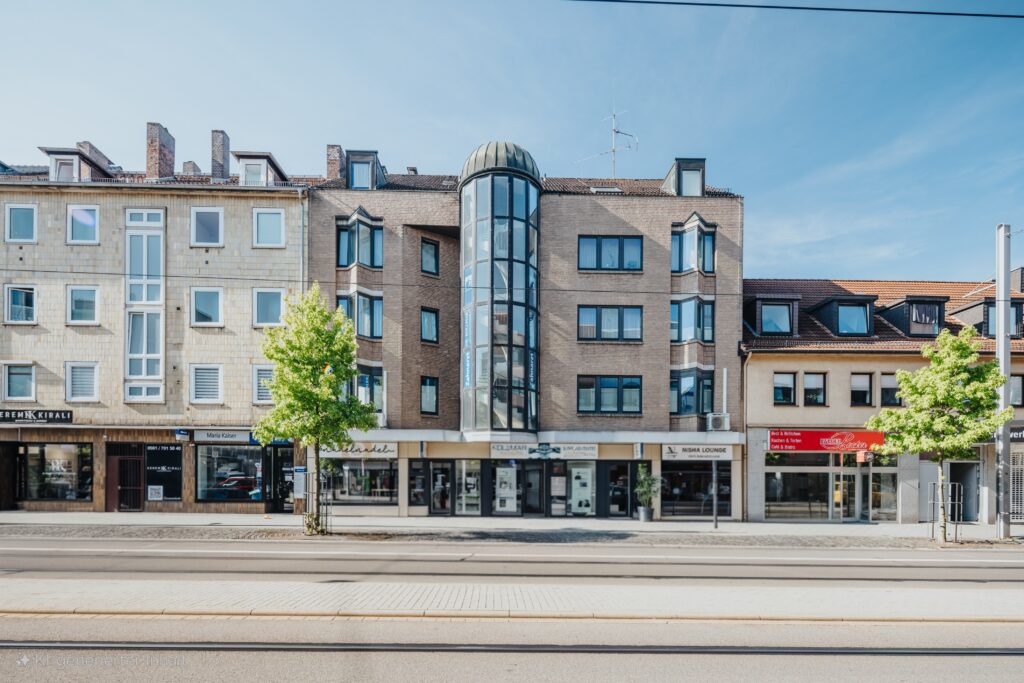 Die Außenansicht des Praxisgebäudes von Dr. Kollmar in Kassel – zentral gelegen und gut erreichbar für Ihre Zahngesundheit.