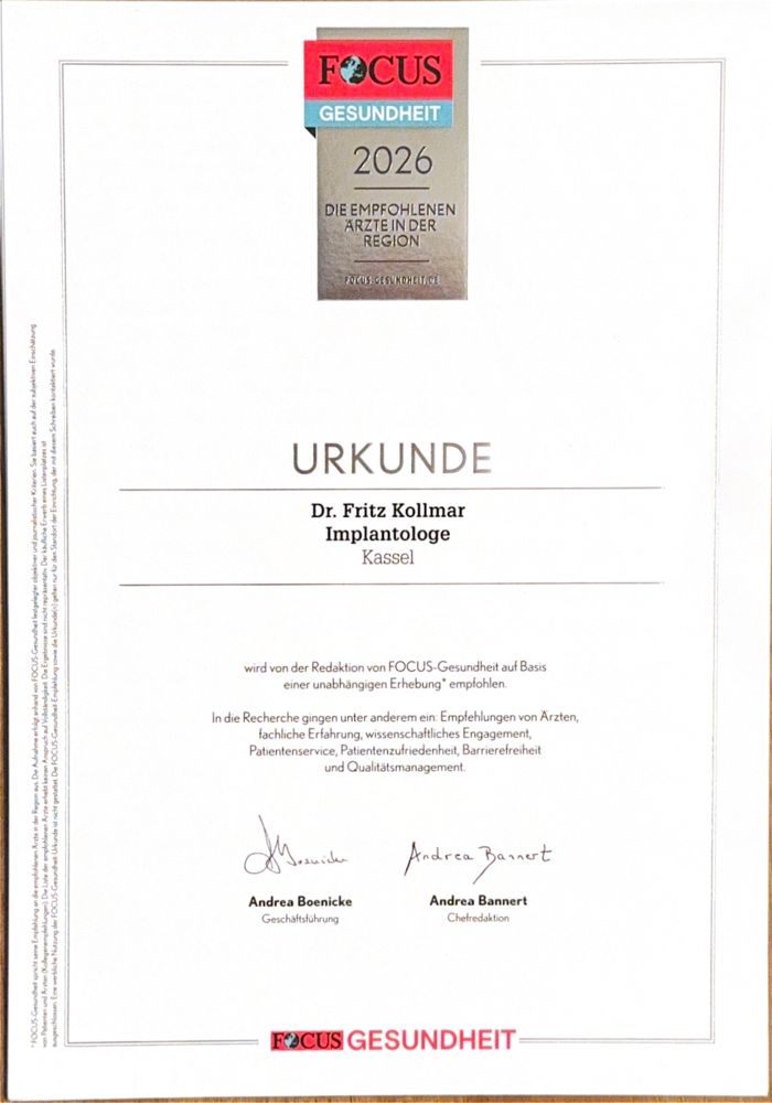 Auszeichnung für Dr. Fritz Kollmar in Kassel: Urkunde von FOCUS-Gesundheit als empfohlener Implantologe der Region 2026 für Patientenzufriedenheit und fachliche Erfahrung.