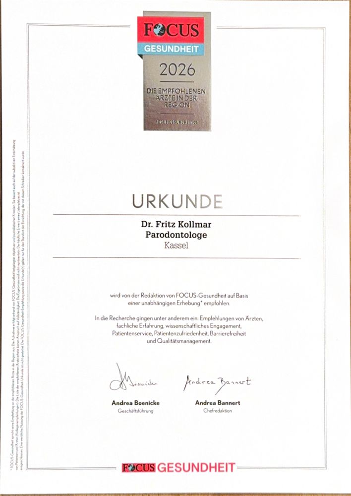 Auszeichnung für Dr. Fritz Kollmar in Kassel: Urkunde von FOCUS-Gesundheit als empfohlener Parodontologe der Region 2026 für Patientenzufriedenheit und fachliche Erfahrung.