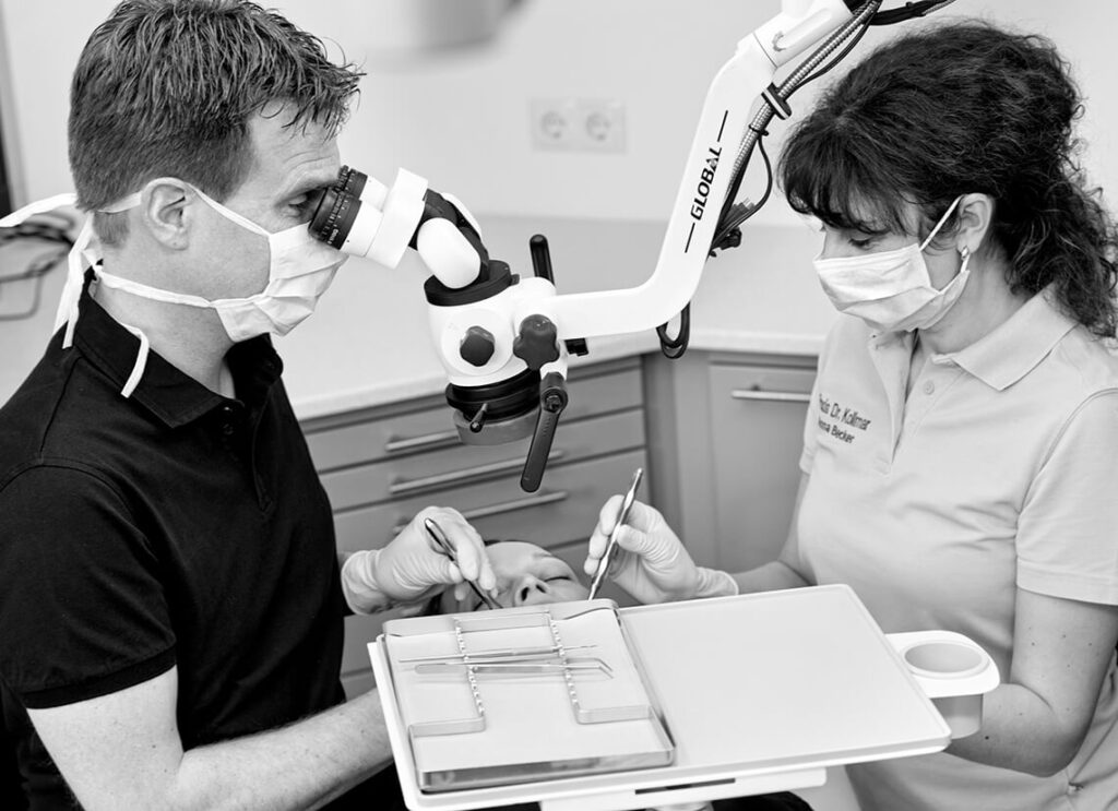 Präzise Wurzelkanalbehandlung unter einem modernen OP-Mikroskop in der Praxis von Zahnarzt Dr. Kollmar.